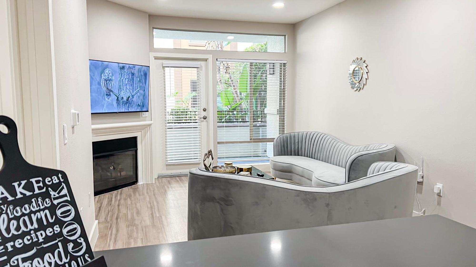 Hotel a capsule Modern In Trendy Area Los Angeles